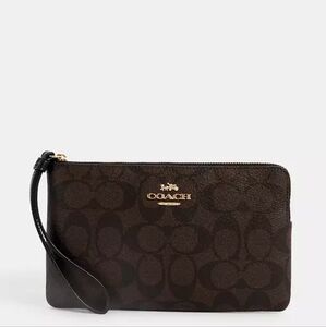 NWT Coach Large Corner Zip Wristlet